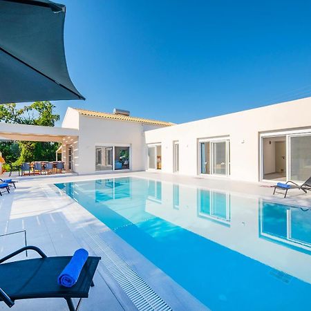 Villa Ami, Roda, Corfu: 10 Guests, Heated Pool, Private Mini Golf, Pool Table & More!! Bagian luar foto