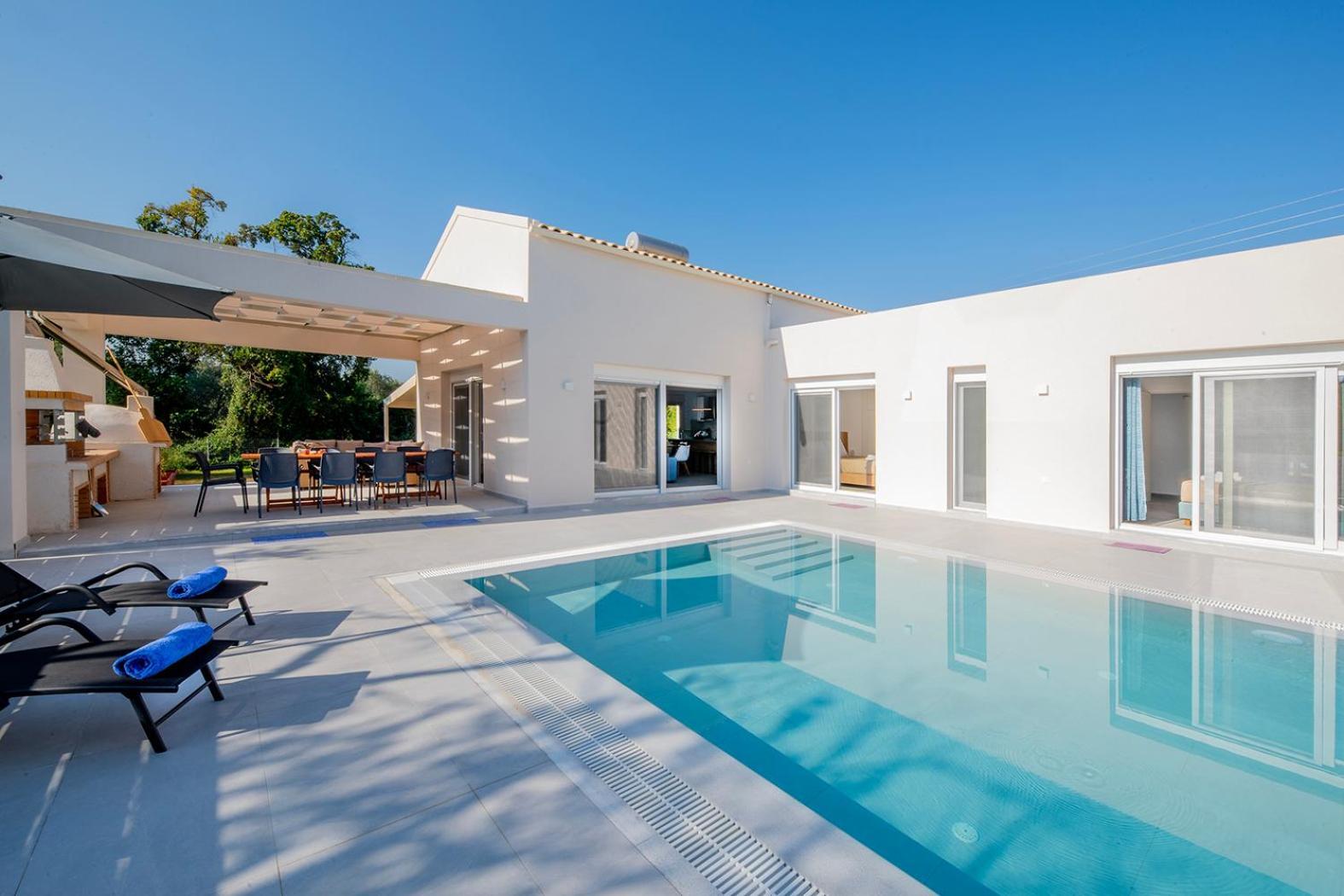 Villa Ami, Roda, Corfu: 10 Guests, Heated Pool, Private Mini Golf, Pool Table & More!! Bagian luar foto