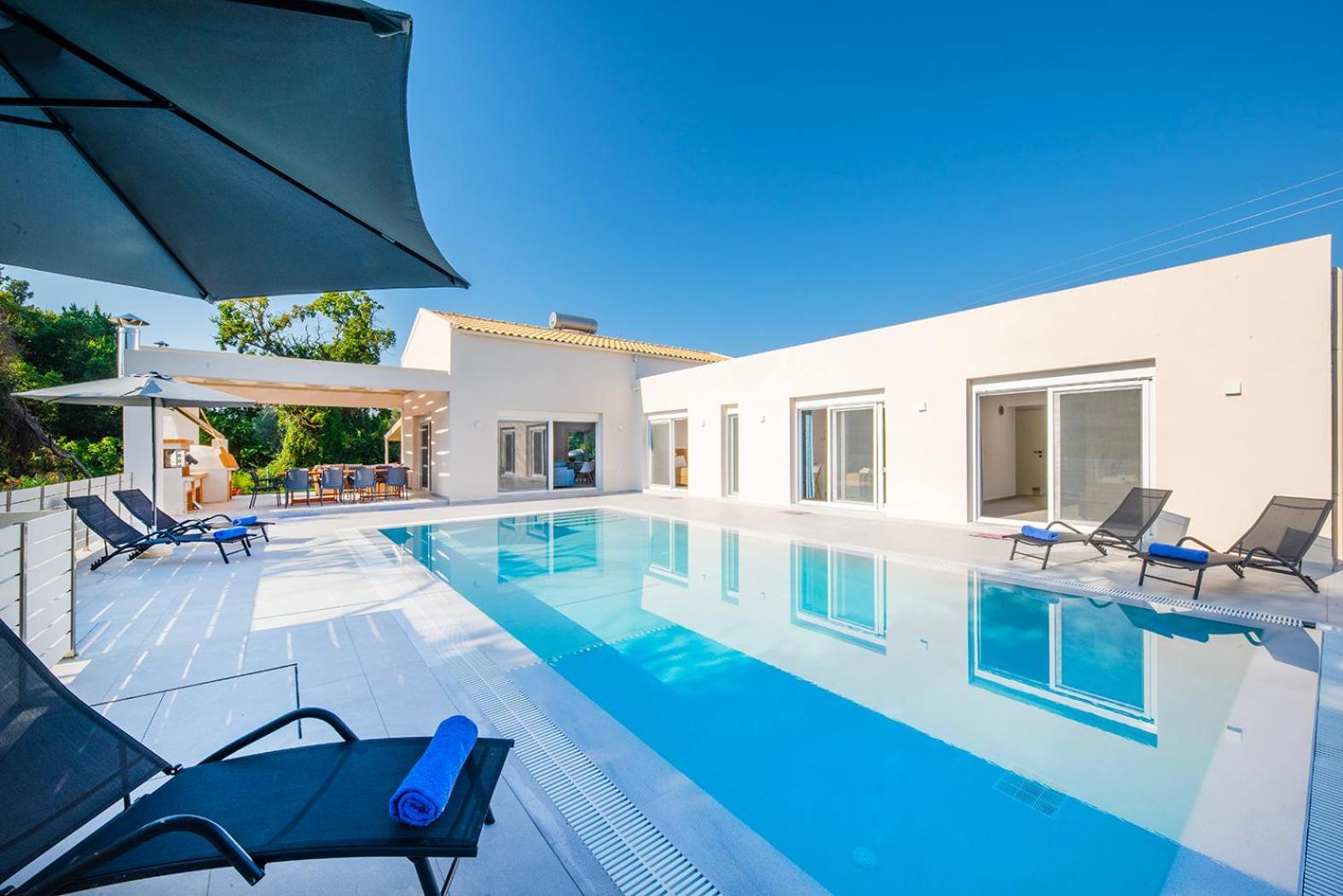 Villa Ami, Roda, Corfu: 10 Guests, Heated Pool, Private Mini Golf, Pool Table & More!! Bagian luar foto