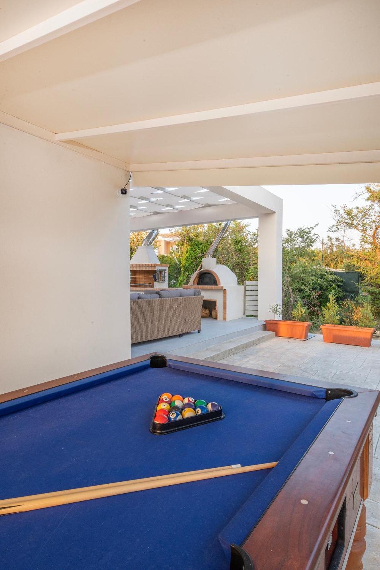 Villa Ami, Roda, Corfu: 10 Guests, Heated Pool, Private Mini Golf, Pool Table & More!! Bagian luar foto