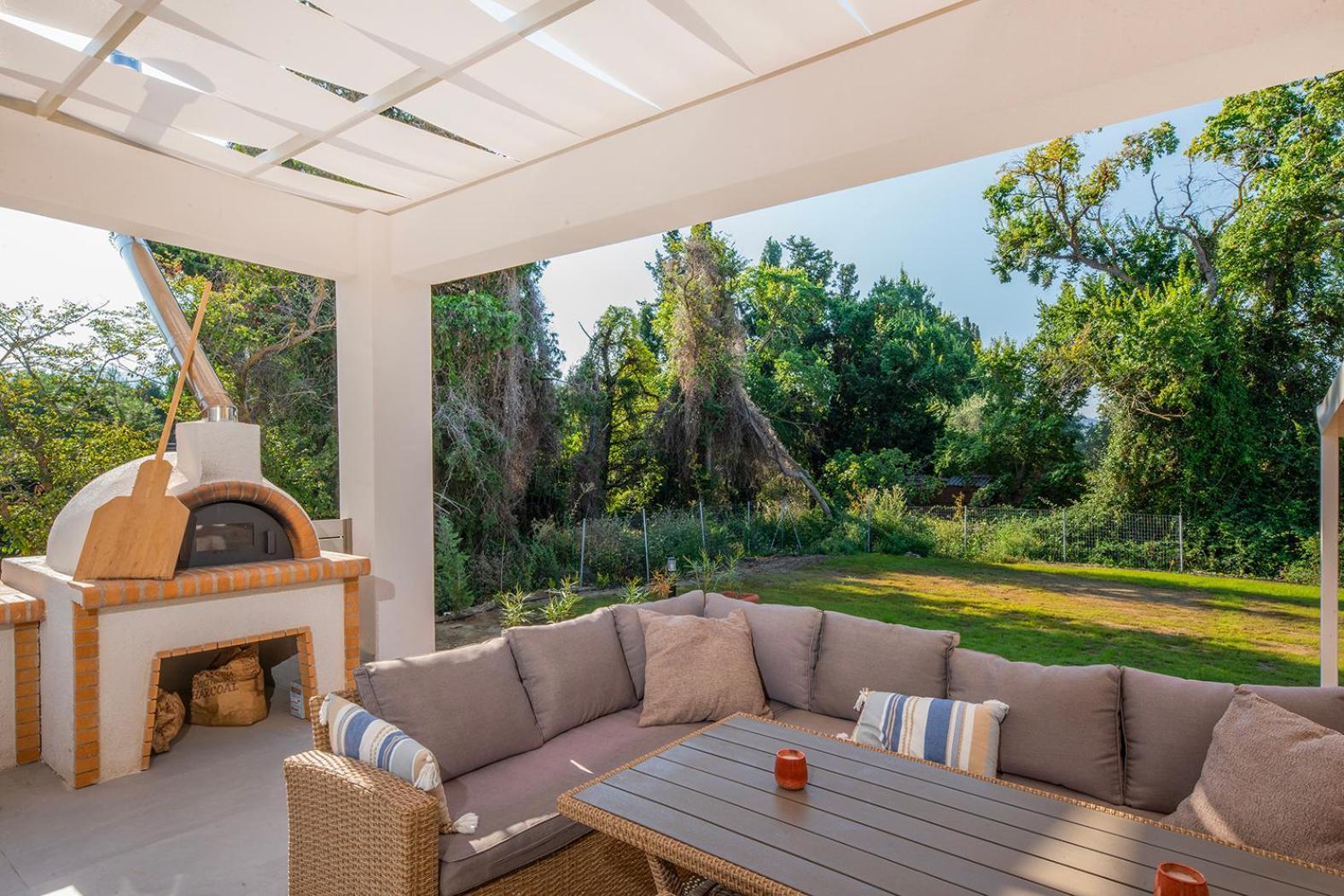 Villa Ami, Roda, Corfu: 10 Guests, Heated Pool, Private Mini Golf, Pool Table & More!! Bagian luar foto